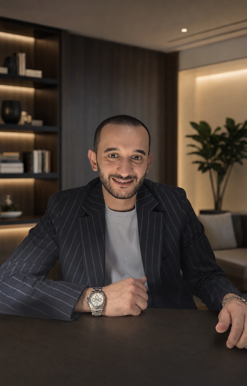 Bilal Şıhoğlu, İstanbul'da bir restoranda, lacivert çizgili ceketle